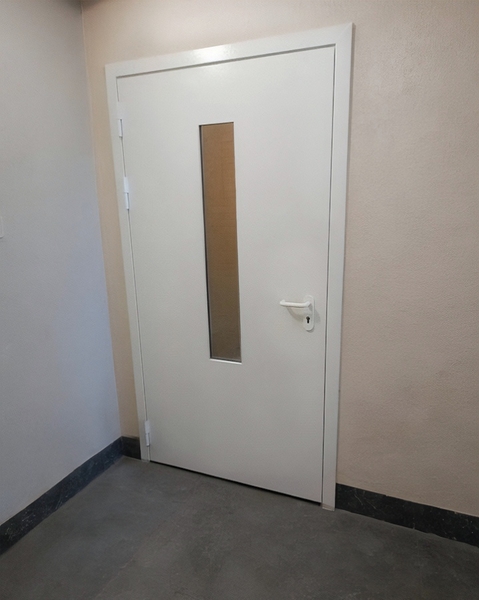 Дверь с узким стеклом Дверь с узким стеклом