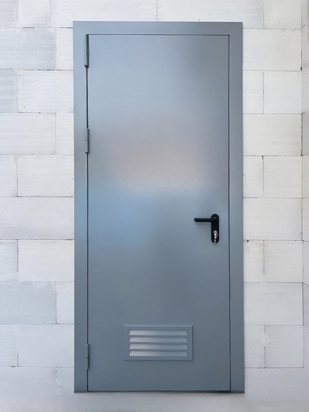 Серая дверь с решеткой вентиляции
