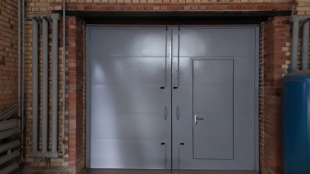 Ворота с калиткой, вид изнутри Ворота с калиткой, вид изнутри